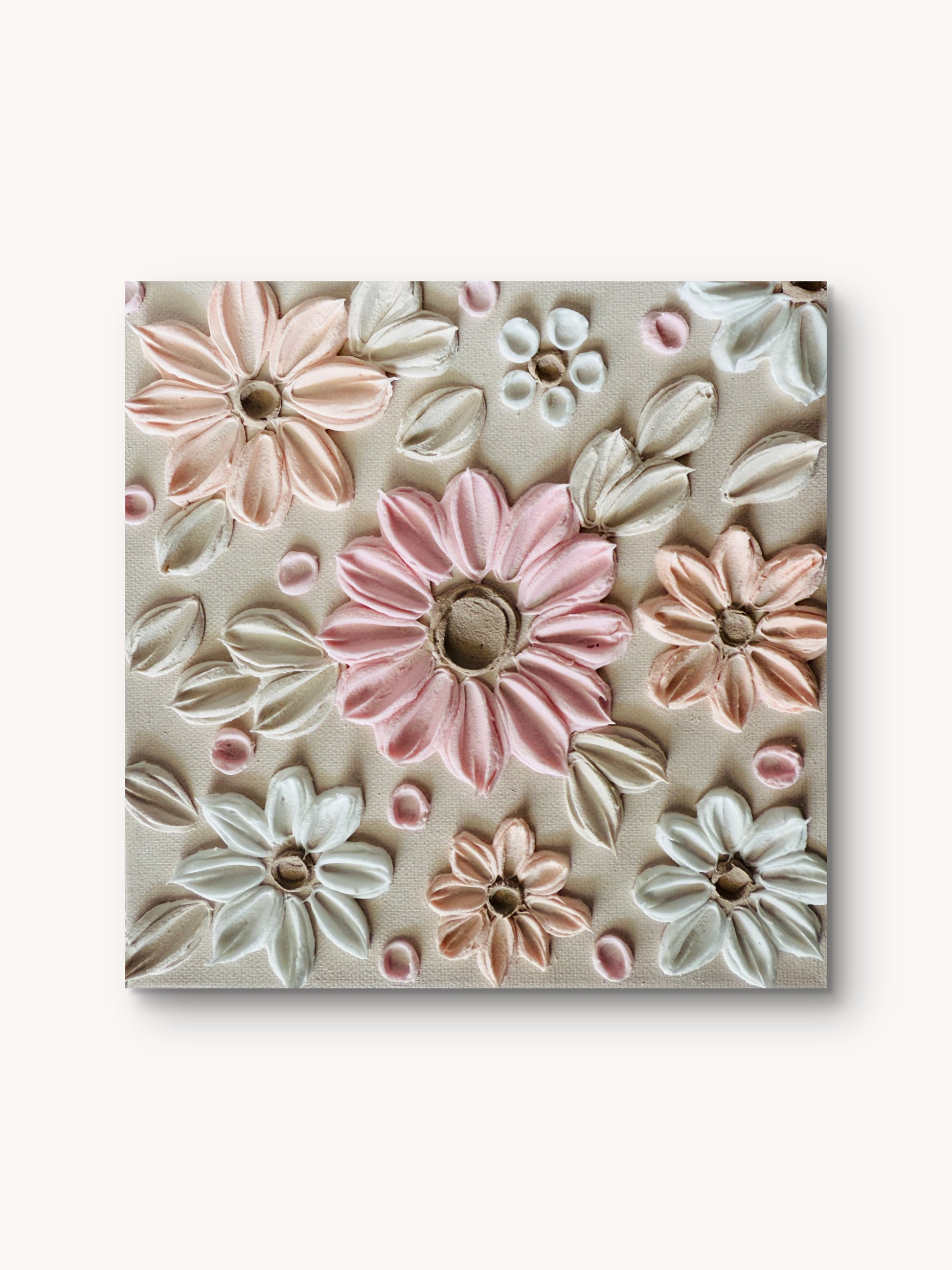 3D Textured Art "Calming Rose" – handgefertigtes florales Wandbild in Rosé, Koralle und Beige, 20x20 cm