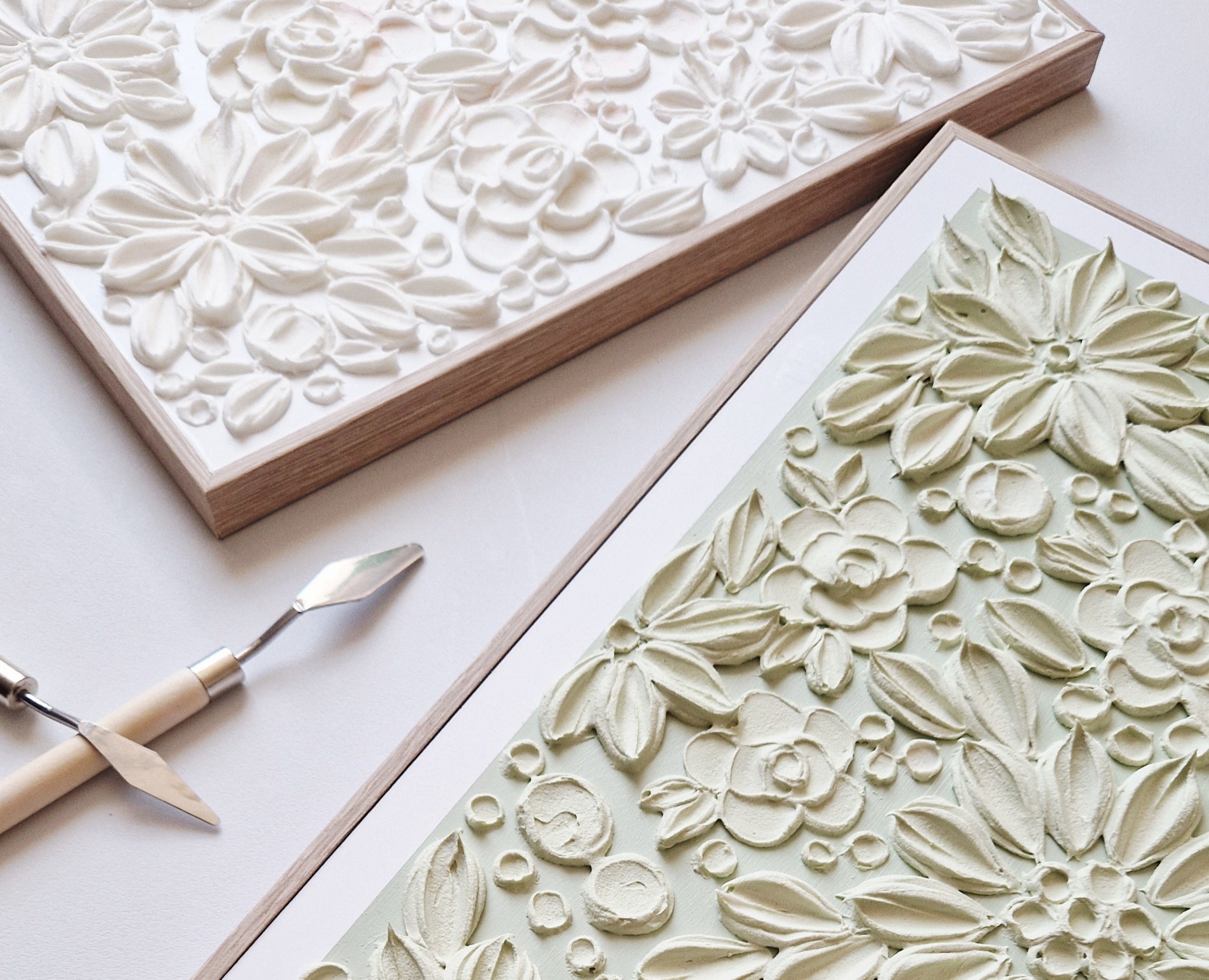 Handgefertigte 3D Strukturbilder von Sandra Lilian Art aus der Schweiz in weiss und salbei