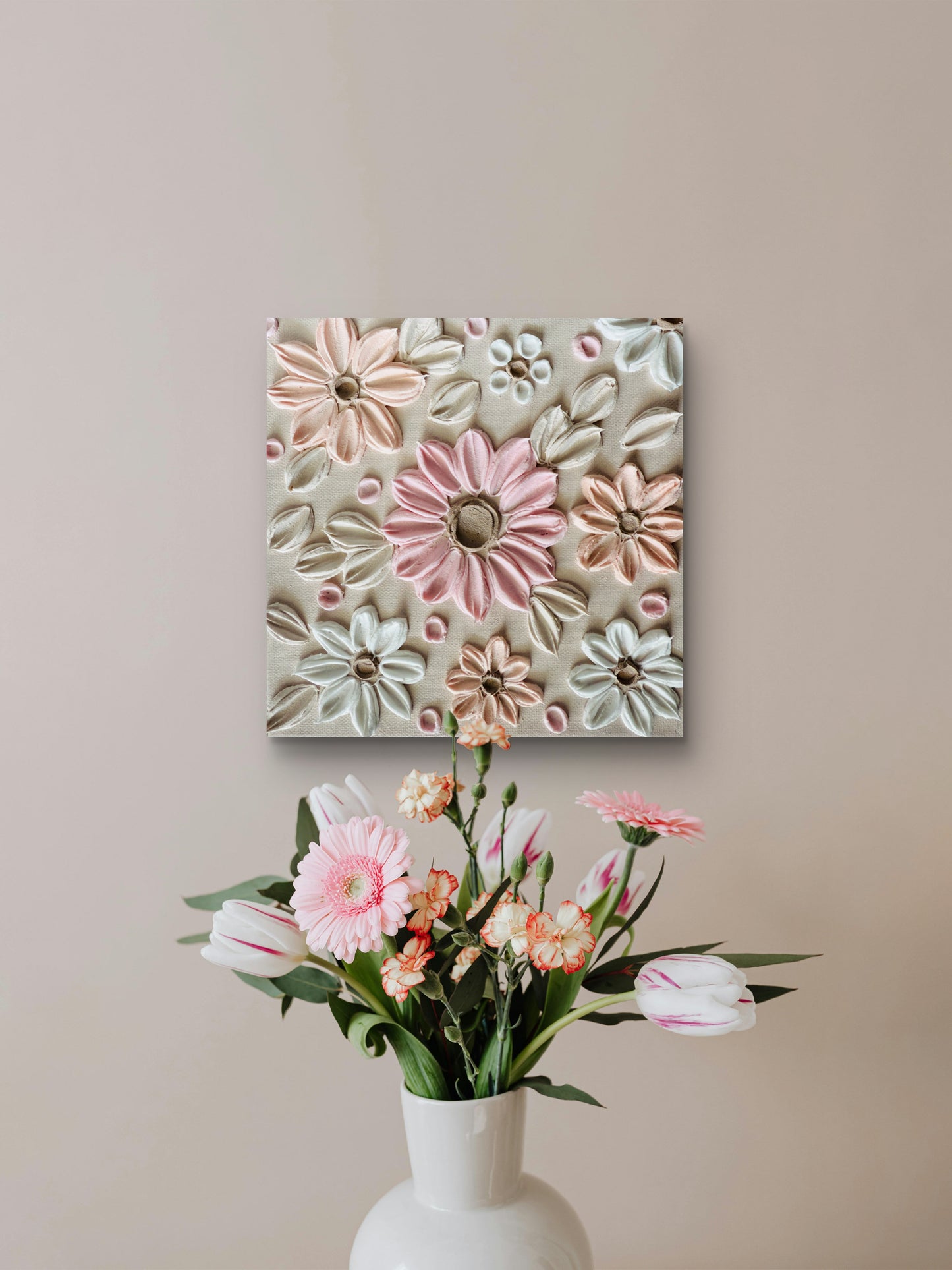3D Textured Art "Calming Rose" an der Wand – florales Kunstwerk im modernen Wohnzimmer, Scandi Boho Stil
