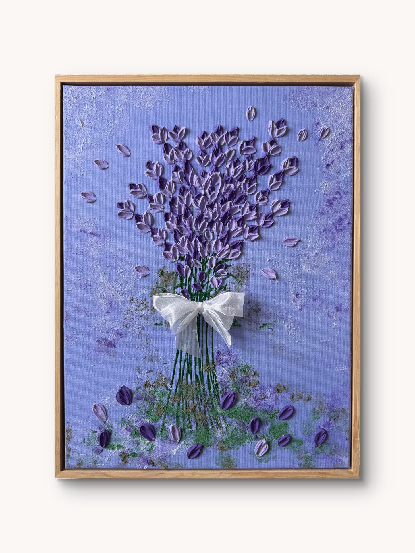 Lavender Love – 3D-Strukturkunst mit Lavendelstrauss und weisser Organzaschleife, 30x40 cm, Kiefernholzrahmen, Sandra Lilian Ar