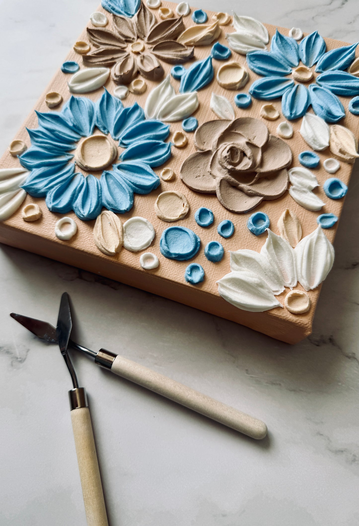 Detailaufnahme Florales Relief – florale Reliefkunst auf Leinwand handgefertigt Schweiz