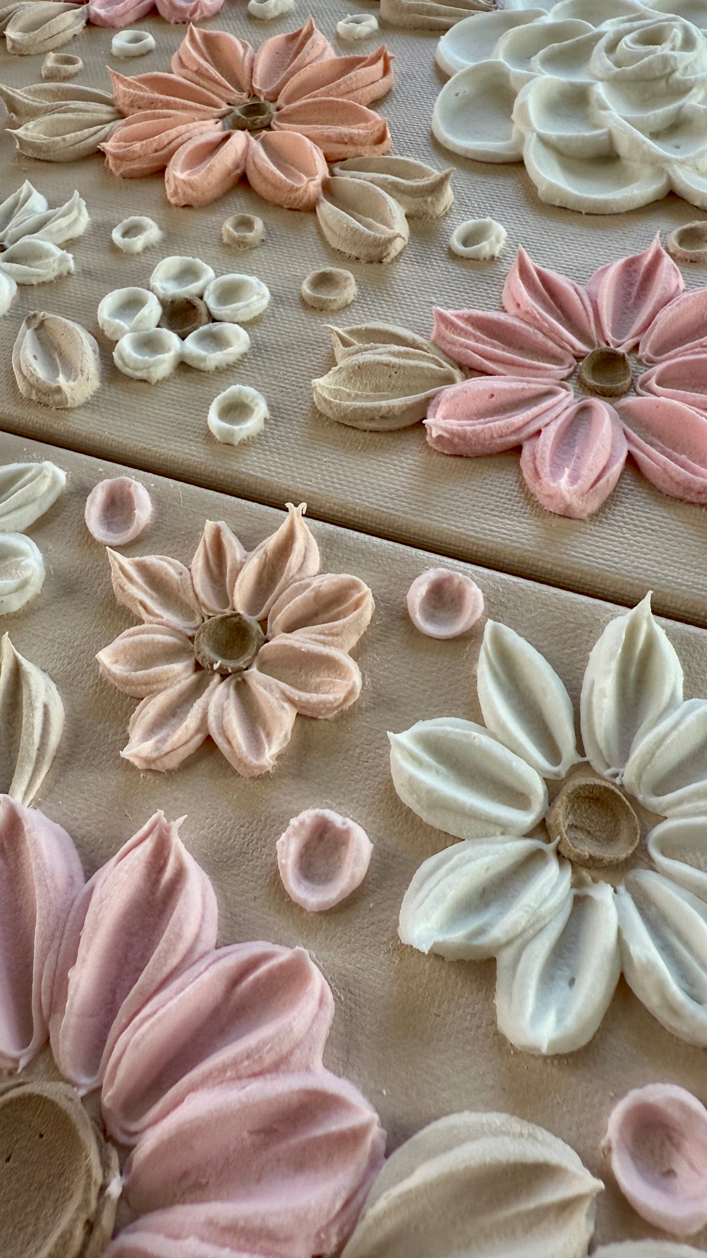 Detailansicht 3D Textured Art "Calming Rose" – Strukturpasten-Stucktechnik mit dreidimensionalen Blüten auf Leinwand