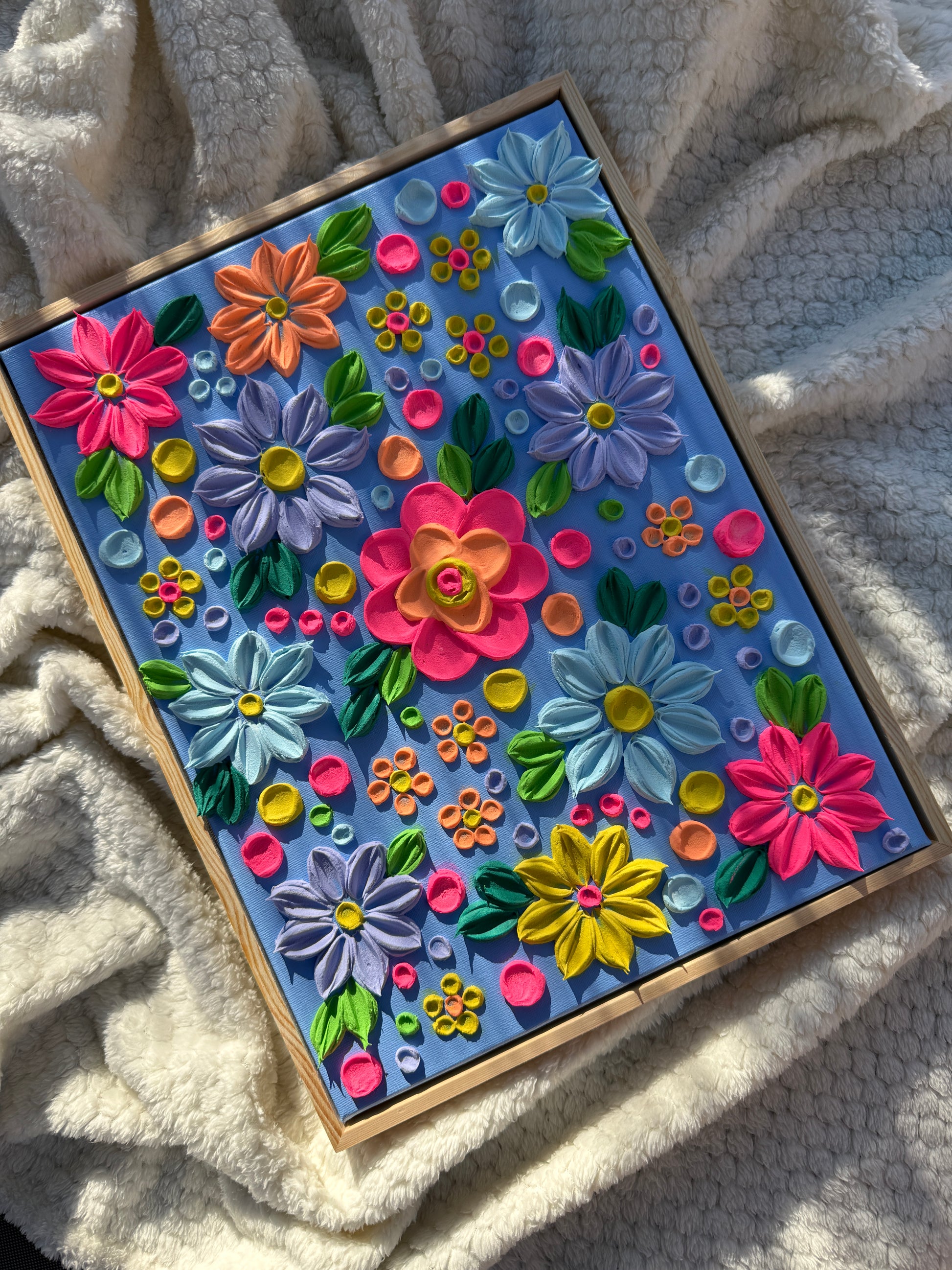 Frontansicht 3D-Strukturbild "Neon Summer", handgemacht in Spachteltechnik, florale Motive in Neon-Farben auf blauem Grund, 30x40 cm – Sandra Lilian Art