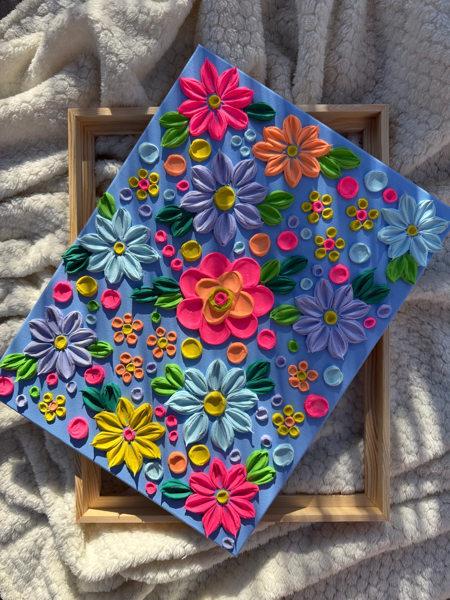 Originalfoto handgemachtes 3D-Strukturbild "Neon Summer", Spachteltechnik mit bunten Blüten, Neon-Pink, Lila, Gelb, Blau, Kiefernholzrahmen – Sandra Lilian Ar